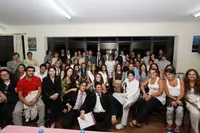  Isabel Carrasco y el resto de la delegaci&oacute;n provincial, con j&oacute;venes descendientes de leoneses en Mar del Plata.