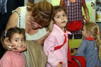  La presidenta de la Diputaci&oacute;n de Le&oacute;n, con unas ni&ntilde;as de la escuela. 