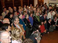  Los asistentes posaron para una foto de familia.