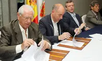  Felisindo L&oacute;pez y Santiago Camba firman un convenio en presencia de Rueda.