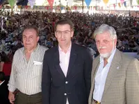  Feijoo, acompa&ntilde;ado por Luis Pi&ntilde;eiro y Manuel Alabart, posa con el impresionante aspecto de la romer&iacute;a detr&aacute;s.