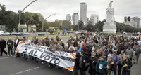  Medio millar de espa&ntilde;oles residentes en Argentina tomaron las calles de Buenos Aires durante la marcha.