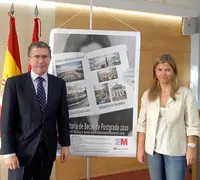 Francisco Granados y Victoria Crist&oacute;bal, junto al cartel con el que se difundir&aacute; el programa.