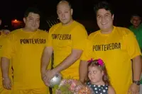  Parte de los jugadores del Pontevedra, con la simp&aacute;tica madrina, Mar&iacute;a Victoria Mart&iacute;nez Viettri.