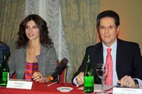 Maribel Verd&uacute; y Rodrigo Aguirre de C&aacute;ceres, durante la presentaci&oacute;n.