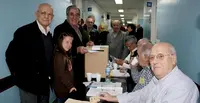 El candidato a predidente por las agrupaciones &lsquo;Galicia&rsquo; y &lsquo;Uni&oacute;n Gallega&rsquo;, Carlos Vello, en el momento de hacer efectivo su voto, en compa&ntilde;&iacute;a de Juan Manuel P&eacute;rez, uno de los dirigentes hist&oacute;ricos de la colectividad.