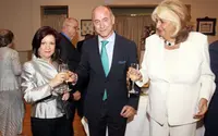  De izda. a dcha., Pilar Pin, Santiago Camba y Rita Mari&ntilde;a brindan durante la velada del pasado s&aacute;bado.