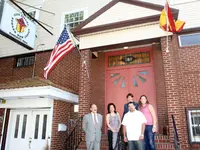  Pilar Pin, con la directiva del Centro Espa&ntilde;a ante la puerta de la sede.
