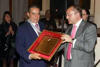 Colsa entrega una placa a Pedro Bello, presidente de la Federaci&oacute;n de Sociedades Espa&ntilde;olas.