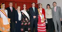  Rafael Estrella y su esposa, Fern&aacute;ndez Ma&ntilde;ueco, Julia Hernando y Jos&eacute; Vila acompa&ntilde;ados por la Reina y las Princesas de la colectividad.