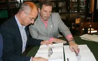  Jorge Torres ense&ntilde;a a Santiago Camba el proyecto de adecuaci&oacute;n de las instalaciones del Polideportivo de Carrasco del Centro Gallego.