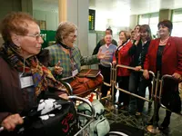 Los familiares fueron a recibir a los participantes en el programa \'Reencontros\'.