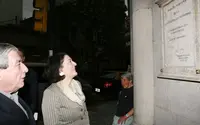  Anna Terr&oacute;n -acompa&ntilde;ada de Carlos Vello- contempla la placa de la \'galeguidade\' que hay en el exterior del Centro Gallego de Buenos Aires 