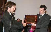  Gustavo Fern&aacute;ndez recibe una placa de Ajdera como presidente saliente.