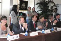  Detalle de la mesa presidencial con los duques y Javier Mu&ntilde;oz.