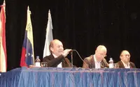  Antonio Pi&ntilde;&oacute;n, presidente de la HGV, saluda a los j&oacute;venes asistentes al I Congreso de &lsquo;Xuventude Galega&rsquo;, en compa&ntilde;&iacute;a del secretario xeral de Emigraci&oacute;n, Santiago Camba; y del vicepresidente de la entidad, Juan Su&aacute;rez Lemos.