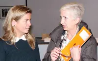  Victoria Crist&oacute;bal conversa con la consejera laboral, Susana Peri.