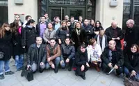  Foto de grupo de las autoridades y algunos de los asistentes a la puerta del Instituto Cervantes de Berl&iacute;n.