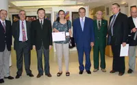  Rosales Mazeiam, primer premio de pintura, muestra la medalla de oro y un diploma de honor.