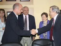 Camba saluda al ministro de Salud de Buenos Aires, Jorge Lemus, en presencia de Pilar Farjas.