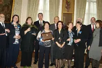  Pilar Pin y el embajador posan junto a todos los galardonados en la emotiva ceremonia celebrada en La Haya.