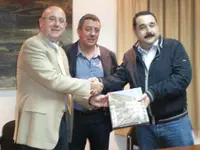  Manuel Luis Rodr&iacute;guez entrega un presente a C&eacute;sar Blanco de la Academia Postal, en presencia de Jos&eacute; Tob&iacute;o del IFES.