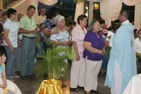  El padre Jos&eacute; Luis D&iacute;az P&eacute;rez imparte la comuni&oacute;n.