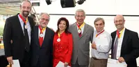  Manuel Diz, Francisco Viqueira, Pilar Pin, Antonio Roberto, Jes&uacute;s Salas y Antonio Casas lucen las medallas del &lsquo;Gremio&rsquo;.