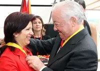  Pilar Pin recibe la medalla de manos de Claudio &Aacute;lvarez.