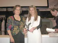 Ana Baya le entrega un recuerdo a Victoria Cristóbal.