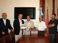  El responsable de Emigración de la Junta conversa con directivos del Centro Salamanca sobre el libro editado por la Dirección General sobre la emigración.