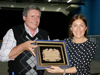  Valentín Beiro, presidente de ‘Hijos de Boiro’, le entrega una placa a Beatriz Mato.