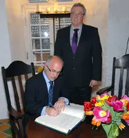  Jos&eacute; Juan Dur&aacute;n firma en el Libro de Oro del Ayuntamiento, junto al alcalde.