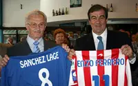  Álvarez Cascos –dcha– y Antonio Nespral, presidente del Centro Asturiano de Buenos Aires, con las camisetas de jugadores del Oviedo y del Sporting.