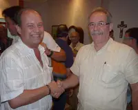 Antonio Piñón Martín –izda.– recibe la felicitación del candidato de la Agrupación Galaica, Carlos José Carreira Quintas.