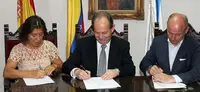  Beatriz Mato, Antonio Piñón, presidente de la HGV, y Santiago Camba, durante la firma del convenio en Caracas.