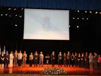  Las juntas directivas entrante y saliente de la HGV, en el acto protocolario en el ‘Rosalía de Castro’.