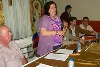  Guillermina Hernández se dirige al público, en compañía de José Luis Ferrera Tejera, Jacinto Pérez Acosta, y Alberto González Crespo, entre otros.