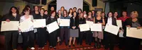 La directora general posa con todas las mujeres que recibieron el diploma del curso.