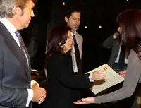 Pilar Pin entrega uno de los títulos del curso. 