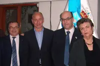  De izda. a dcha., Francisco Prieto; presidente del Centro Gallego; el secretario xeral Santiago Camba; Luis Novo, presidente de lal Beneficencia Española en Chimbote; y María Elena García, expresidenta de la Asociación Gallega del Perú.