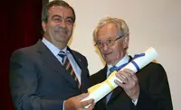  El presidente Álvarez-Cascos entrega a José Antonio Nespral el diploma de ‘Hijo Adoptivo’ de Asturias.