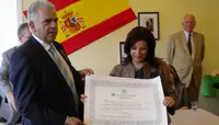 Pilar Pin entrega a Gil Doval el diploma, en los locales de ‘Esperanza’.