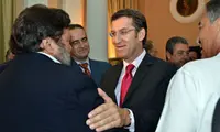 El presidente Feijóo saluda a uno de los asistentes a la recepción. 