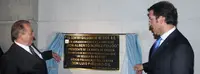  Alberto Núñez Feijóo y Luis Piñeiro Gil, presidente del Centro Gallego de México, descubren la placa del centenario.
