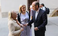 Javier Iglesias conversa con los salmantinos residentes en el exterior.  