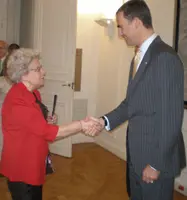  Don Felipe saluda a Elma Espisúa, presidenta del Directorio del Hospital Español de Buenos Aires