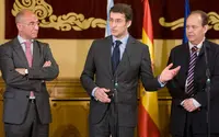 El presidente Feijóo se dirige a los miembros de la Comisión Delegada en su recepción. 