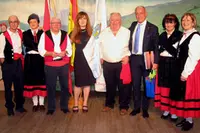 De izda. a dcha., Modesto Francisco, Maribel Míguez, Antonio Gómez (Presidente Peña Gallega), Mª Dolores González (Presidenta Club Hispano), Román Conde, Santiago Camba, Raquel Conde y Josefina López.