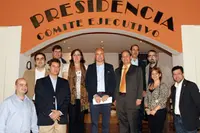  El secretario xeral de Emigración, junto al presidente y demás miembros de la Junta Directiva de la HGV, posan a la salida de la reunión.